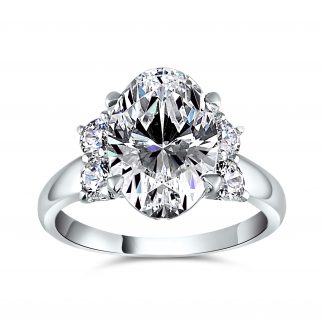 OVAL CENTER WITH ROUND BRILLIANT SIDES RING