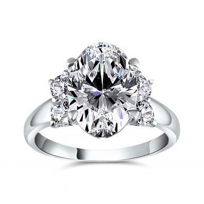 OVAL CENTER WITH ROUND BRILLIANT SIDES RING